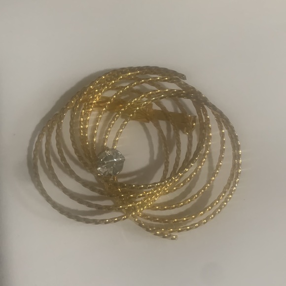 Lot of Vintage Gold Tone Brooches - Picture 5 of 7